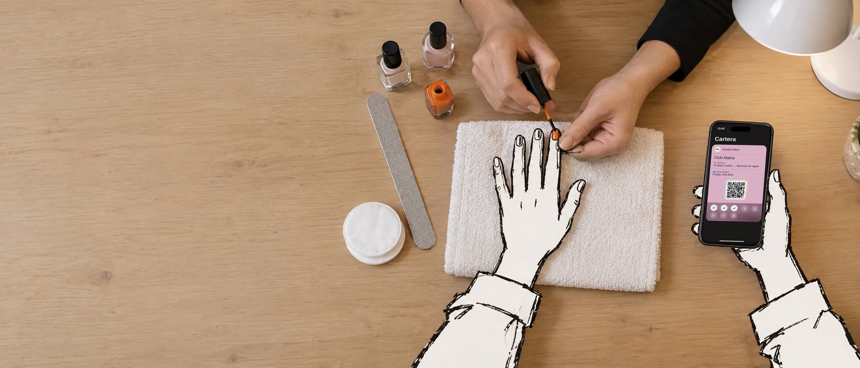 Desde arriba, las manos reales de una manicurista pintan de terracota una uña de Irene, dibujada a tinta, que sostiene con la otra mano su móvil junto a la toalla.